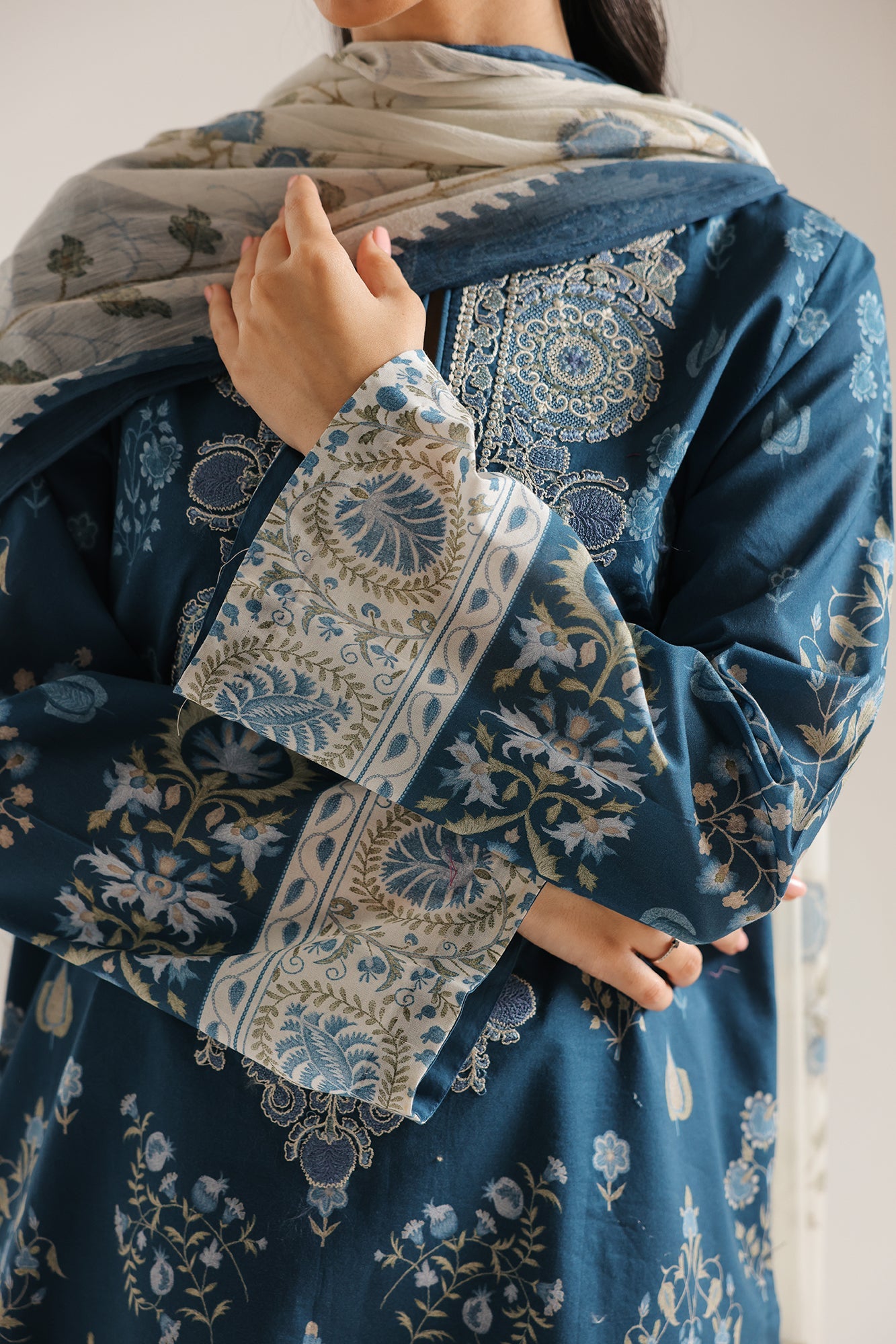 EMBROIDERED SUIT (E0857/203/622)